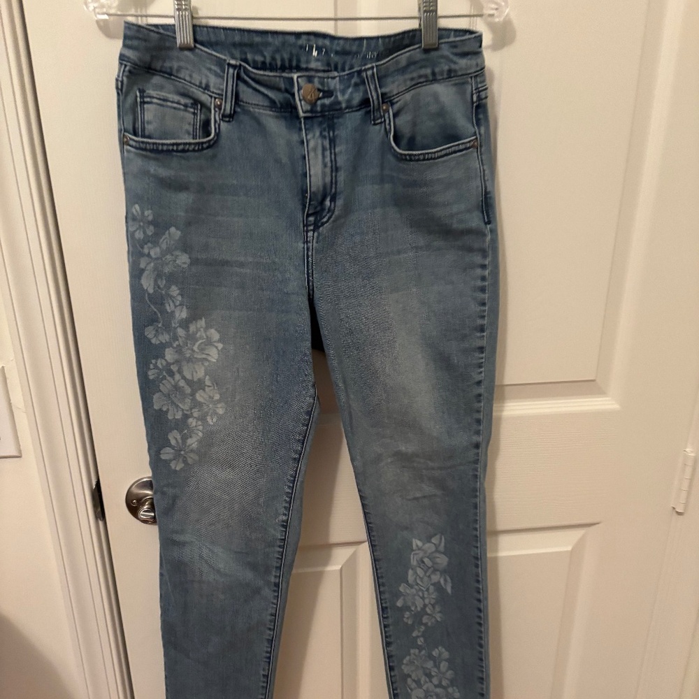 Style & Co Women's size 8 skinny blue jean with floral design